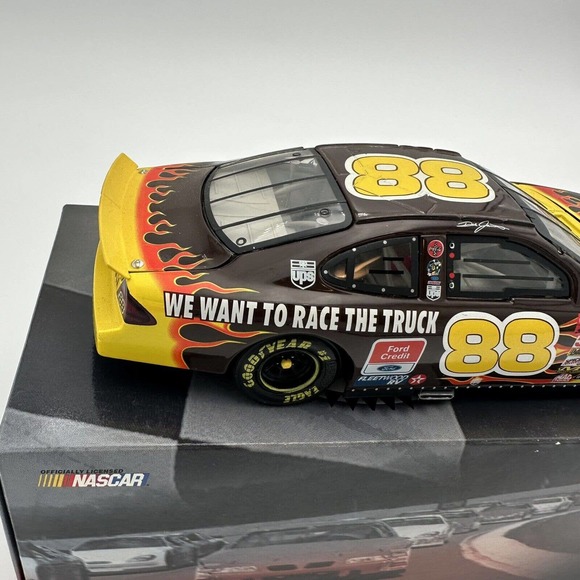 Dale Jarrett #88 UPS Race the Truck Flames 2001 NASCAR Mac Tools 1 24 ACTION - Picture 2 of 8